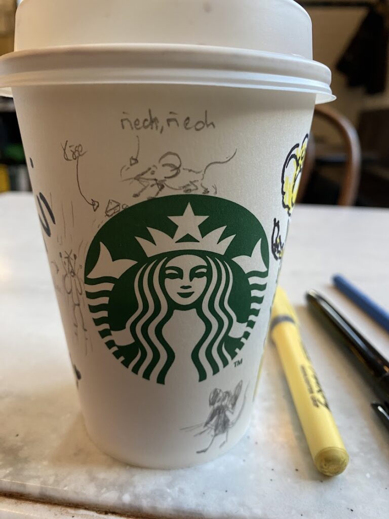 Starbuckskaffeebecher mit per Bleistift daraufgezeichneten Mäuse