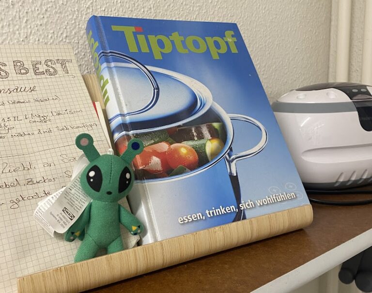 Plüschalien aus der IKEA vor einem Kochbuch